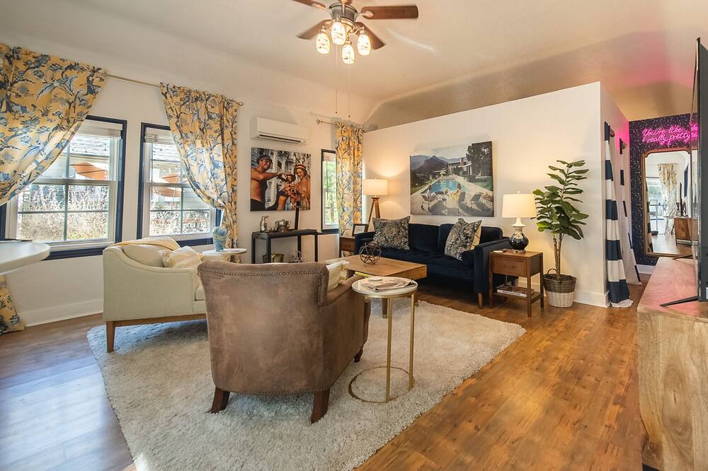 Photo of Livingroom in Tower District
