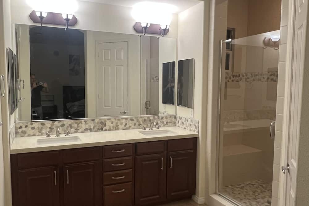 Photo of Bathroom in Araby