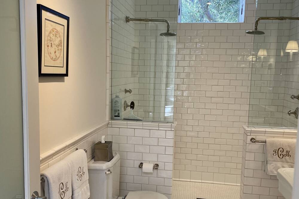 Photo of Bathroom in Oak View