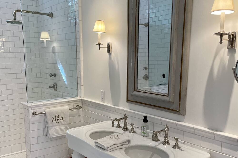 Photo of Bathroom in Oak View