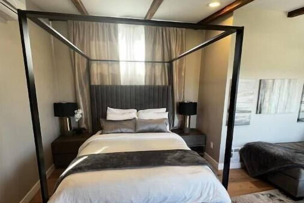 Photo of Bedroom in Allied Gardens