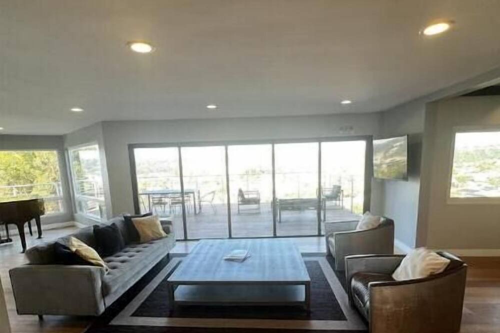 Photo of Livingroom in Allied Gardens
