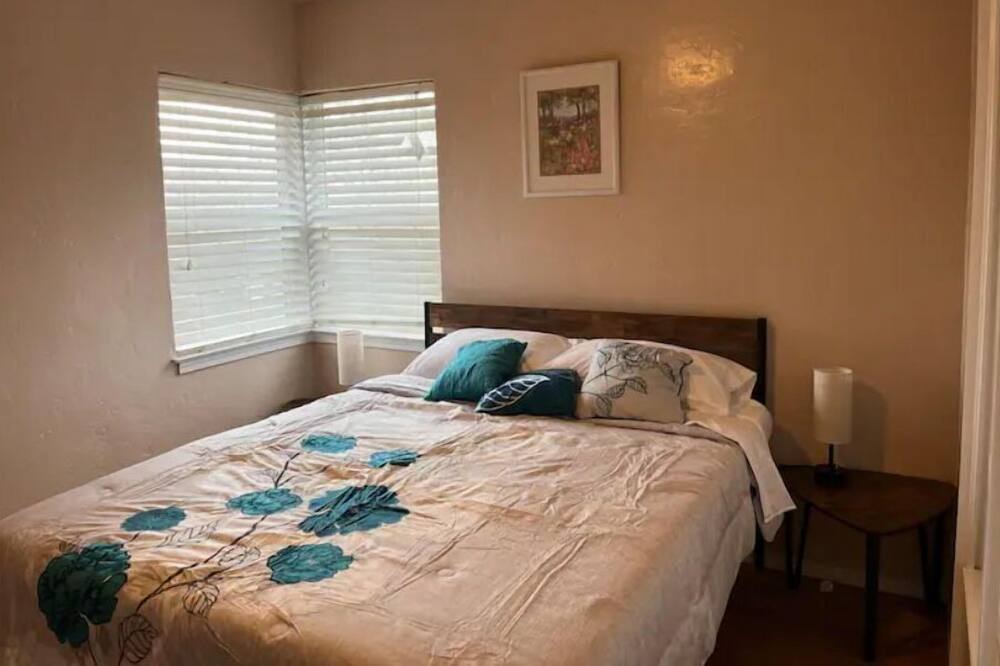 Photo of Bedroom in Raisin