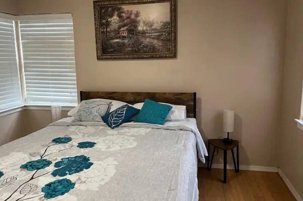 Photo of Bedroom in Raisin