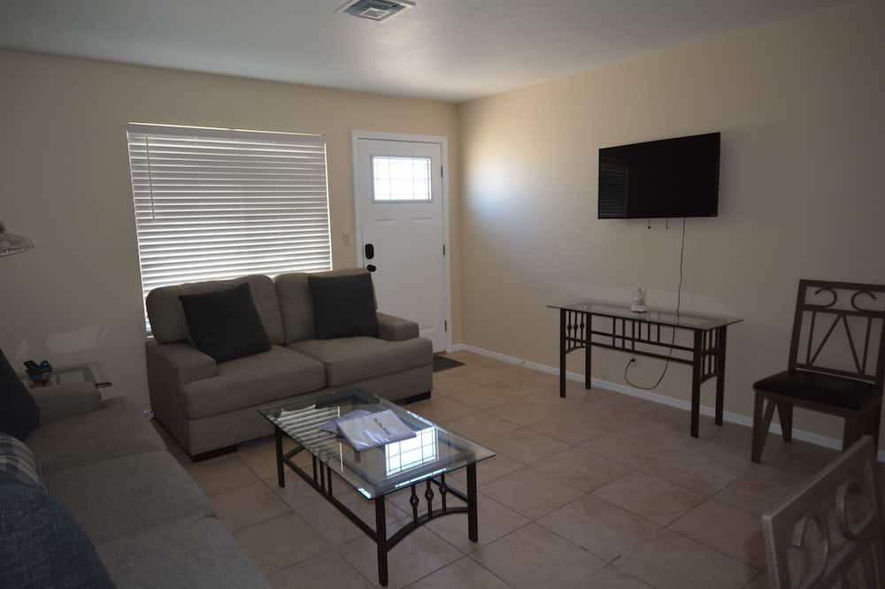 Photo of Livingroom in Earp