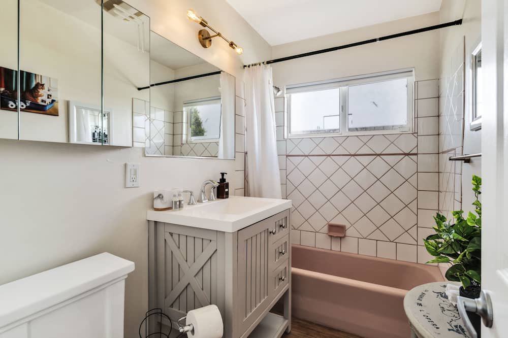 Photo of Bathroom in Araby Commons