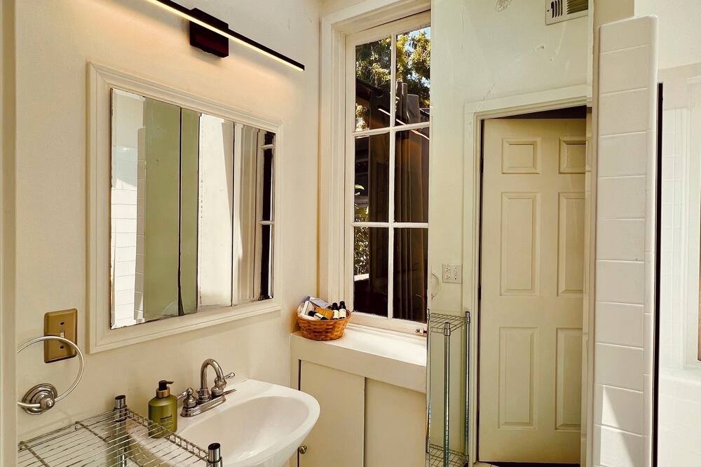 Photo of Bathroom in Los Feliz