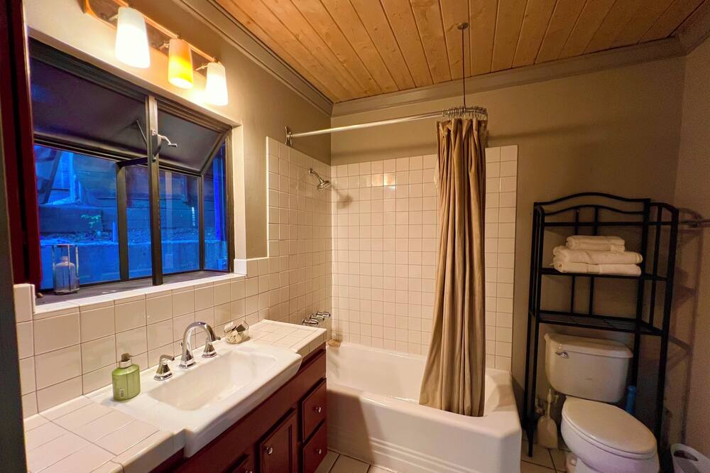 Photo of Bathroom in Los Feliz