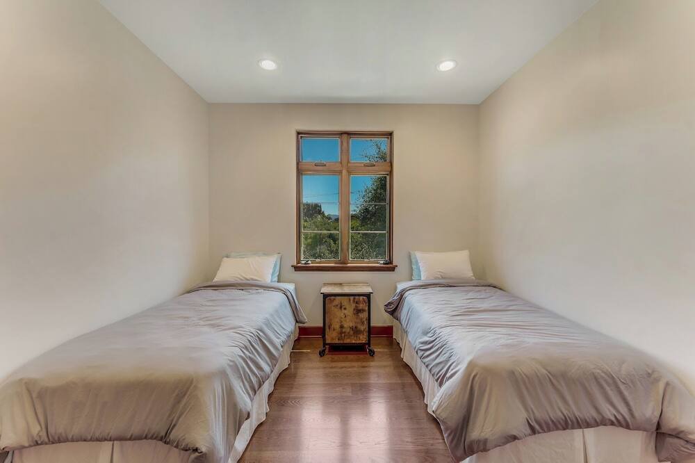 Photo of Bedroom in Toro Canyon
