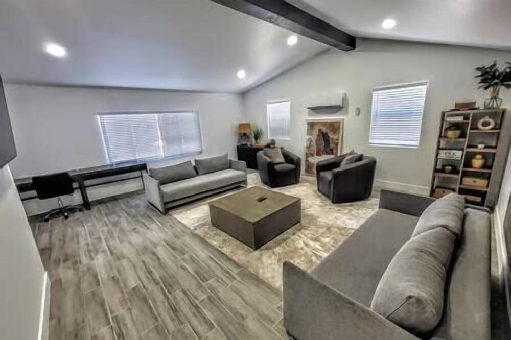 Photo of Livingroom in Rancho Oakey