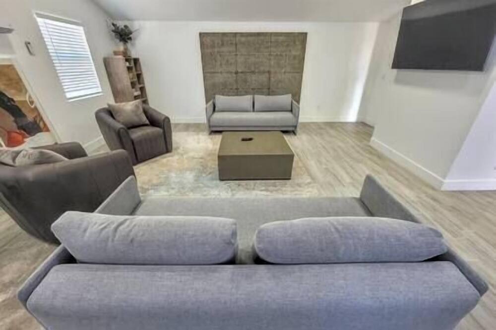Photo of Livingroom in Rancho Oakey