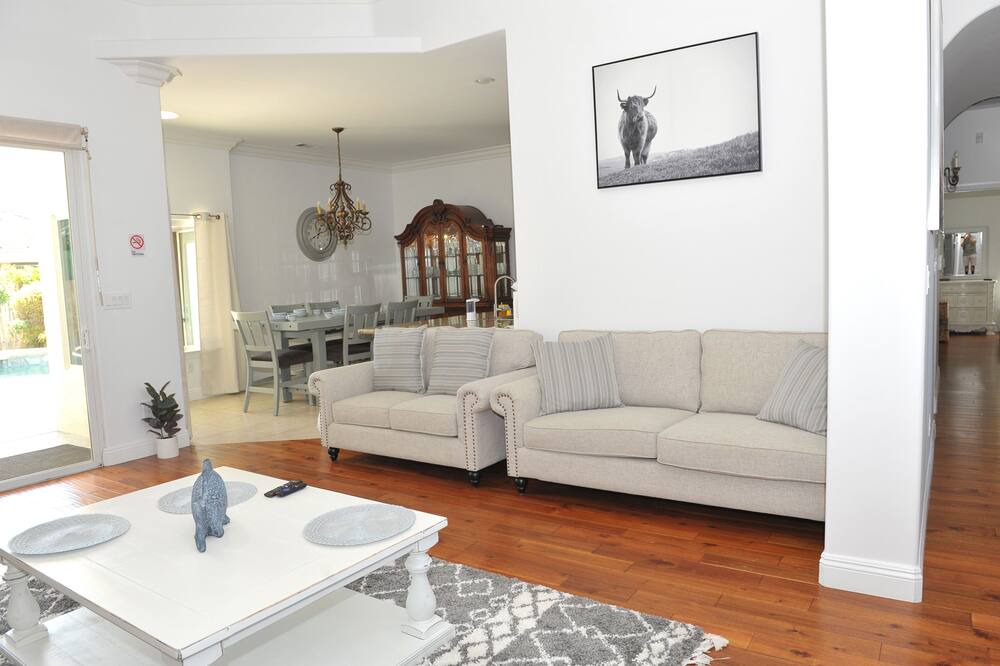 Photo of Livingroom in Rosedale