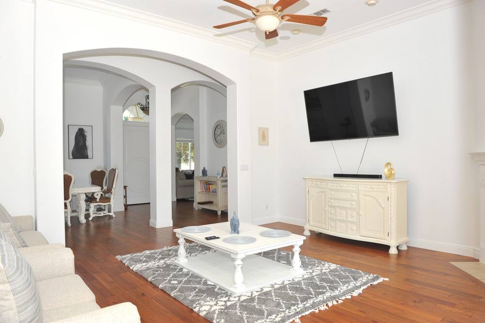 Photo of Livingroom in Rosedale