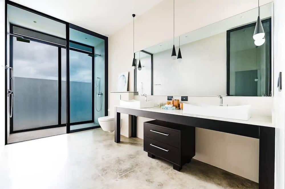 Photo of Bathroom in Black Beauty