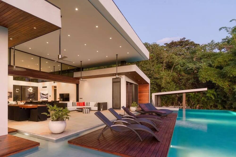 Photo of Outdoor in Black Beauty