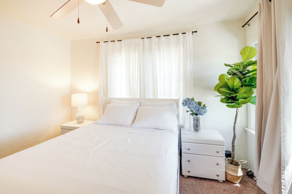 Photo of Bedroom in Oleander - Sunset