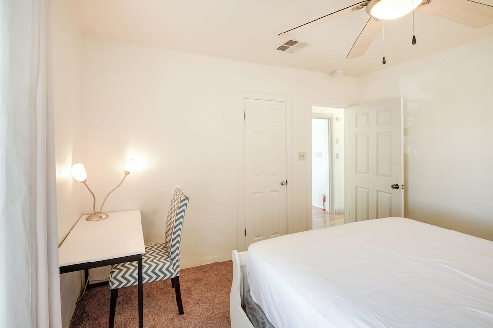 Photo of Bedroom in Oleander - Sunset