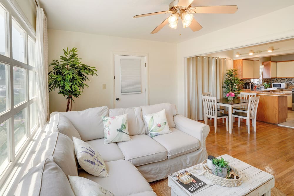 Photo of Livingroom in Oleander - Sunset
