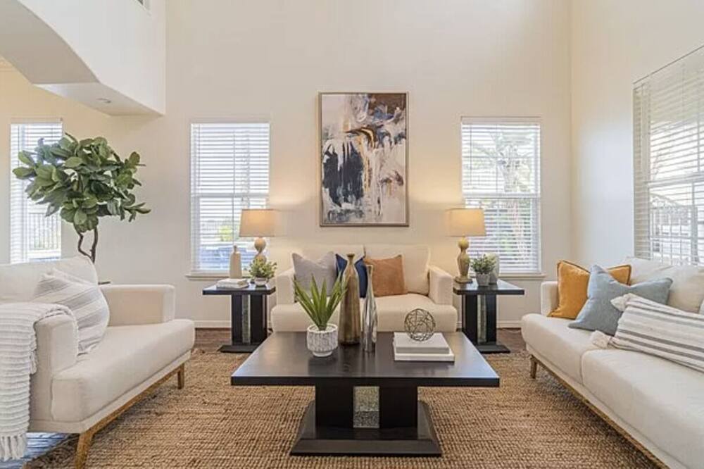 Photo of Livingroom in Allied Gardens