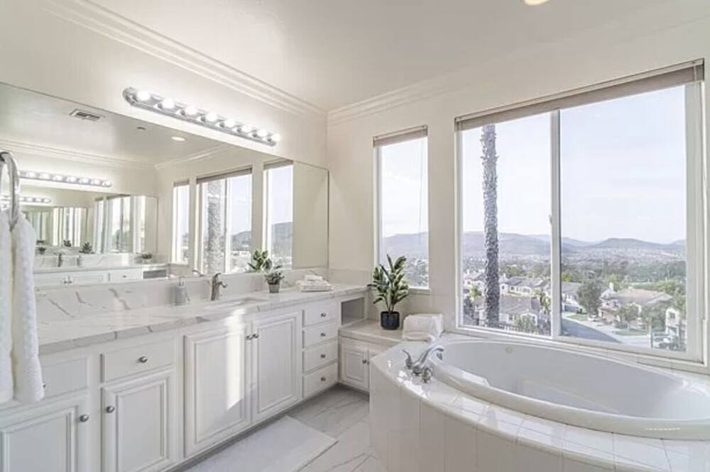 Photo of Bathroom in Allied Gardens