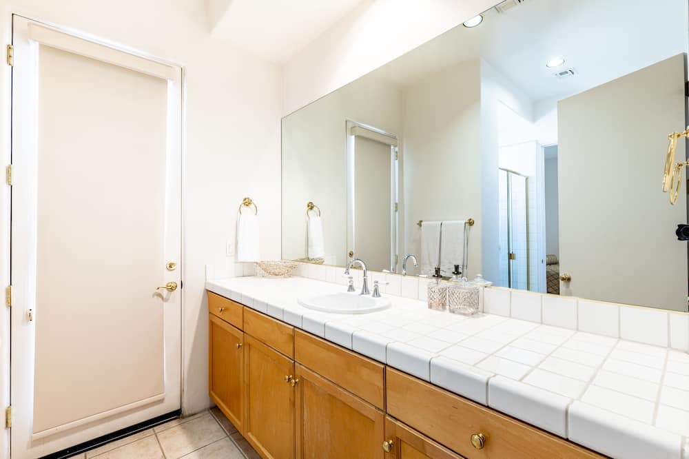 Photo of Bathroom in Araby Commons