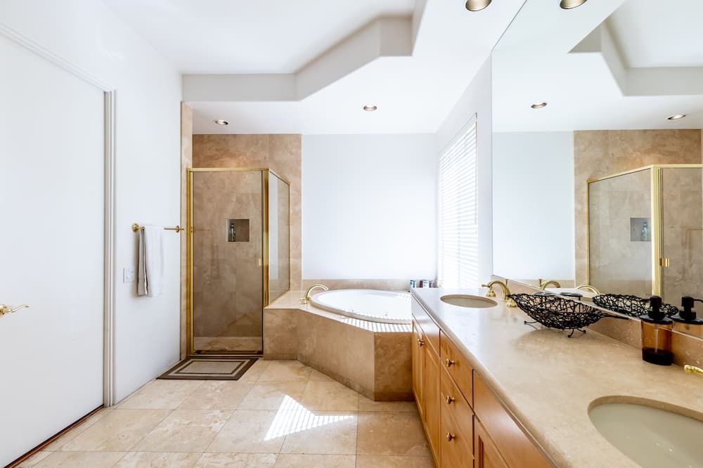 Photo of Bathroom in Araby Commons