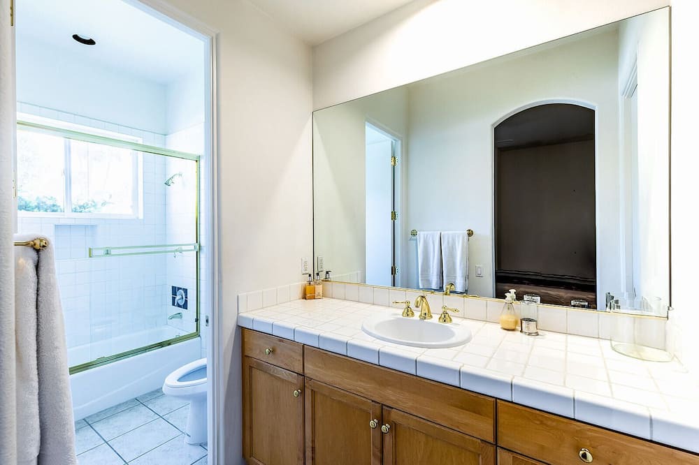 Photo of Bathroom in Araby Commons