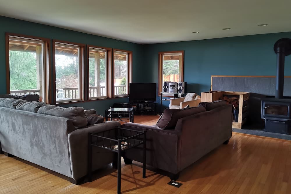 Photo of Livingroom in Ucluelet
