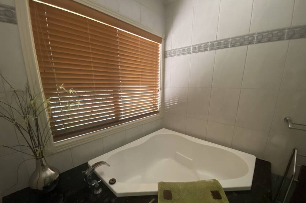 Photo of Bathroom in Helensvale
