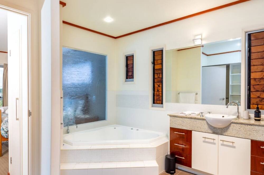 Photo of Bathroom in Sandstone Point