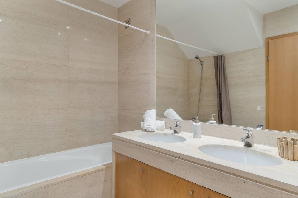 Photo of Bathroom in Azoia