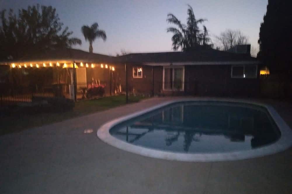 Photo of Outdoor in Raisin