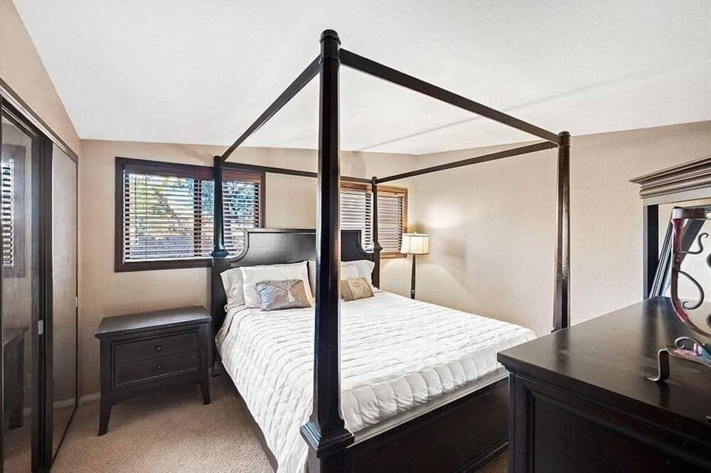 Photo of Bedroom in Pinyon Crest