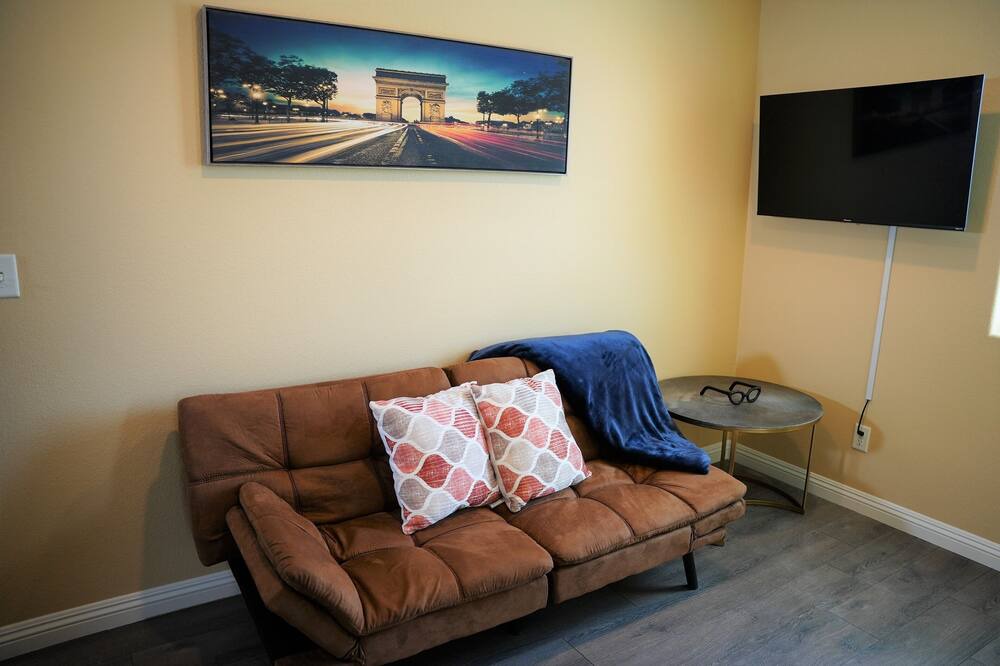 Photo of Livingroom in Nellis Air Force Base