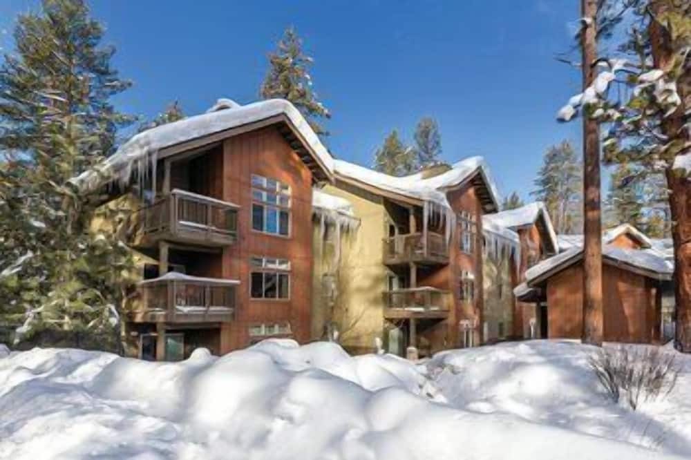Photo of Outdoor in Round Hill Village