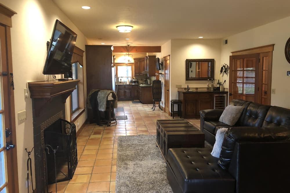 Photo of Livingroom in Templeton