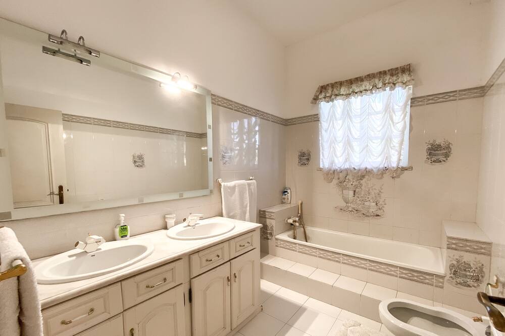 Photo of Bathroom in Monchique