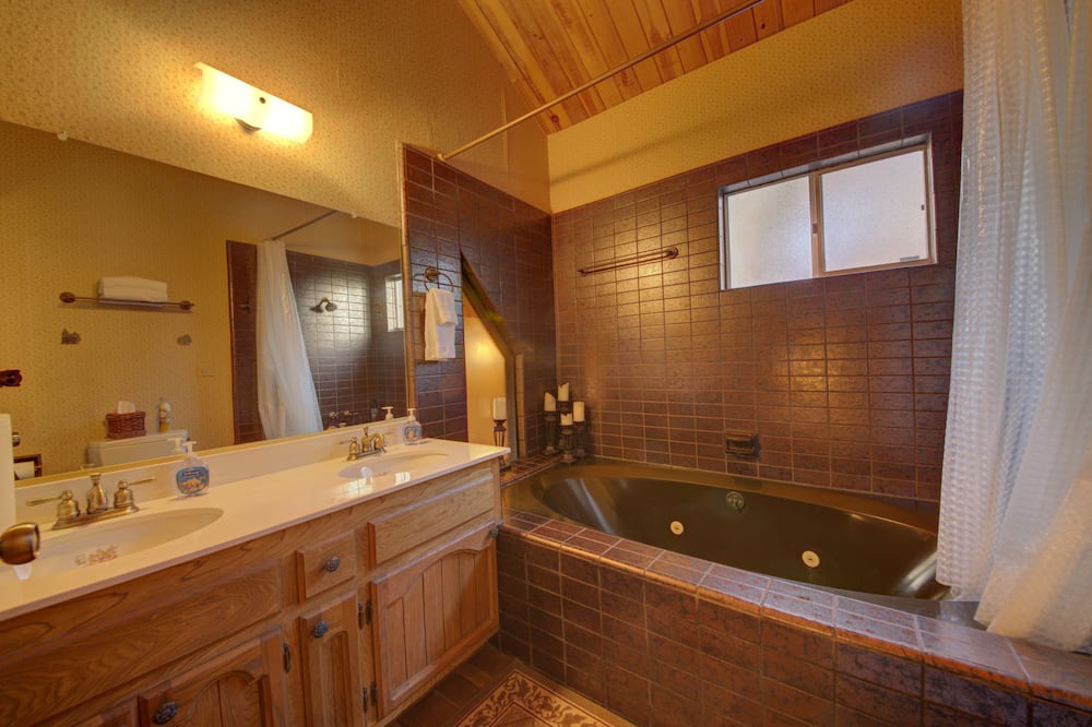 Photo of Bathroom in Blue Jay