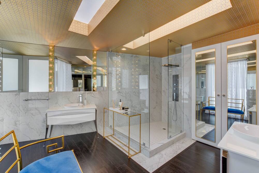 Photo of Bathroom in Gateway District