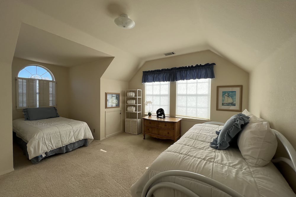 Photo of Bedroom in Oak Shores