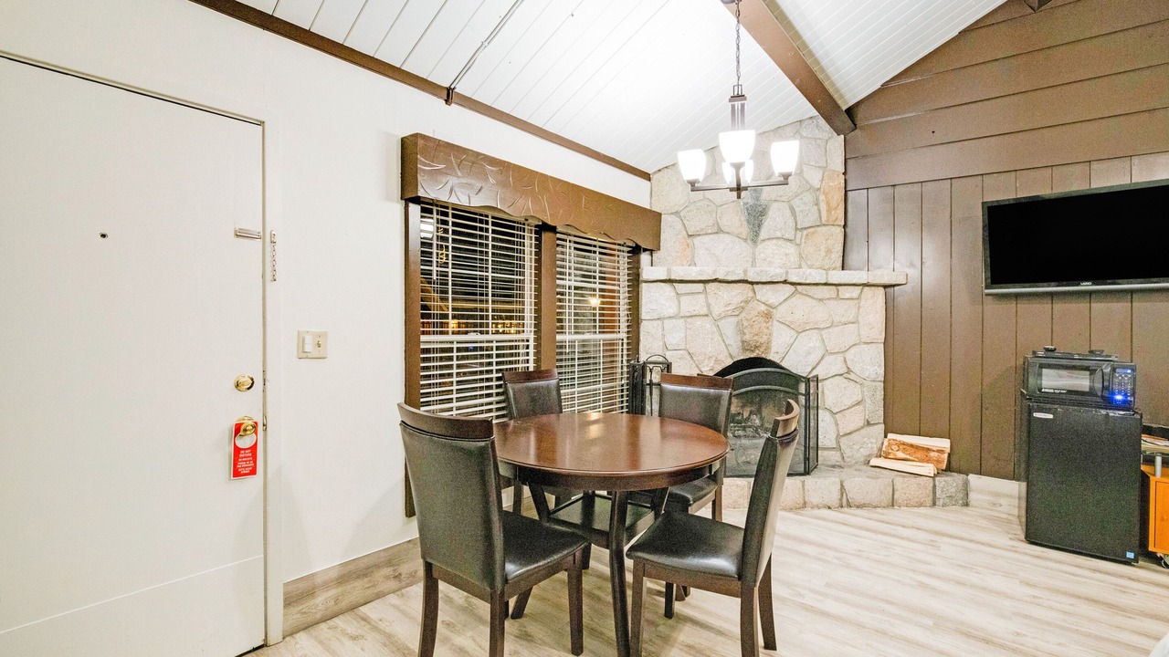 Photo of Livingroom in Lake Arrowhead