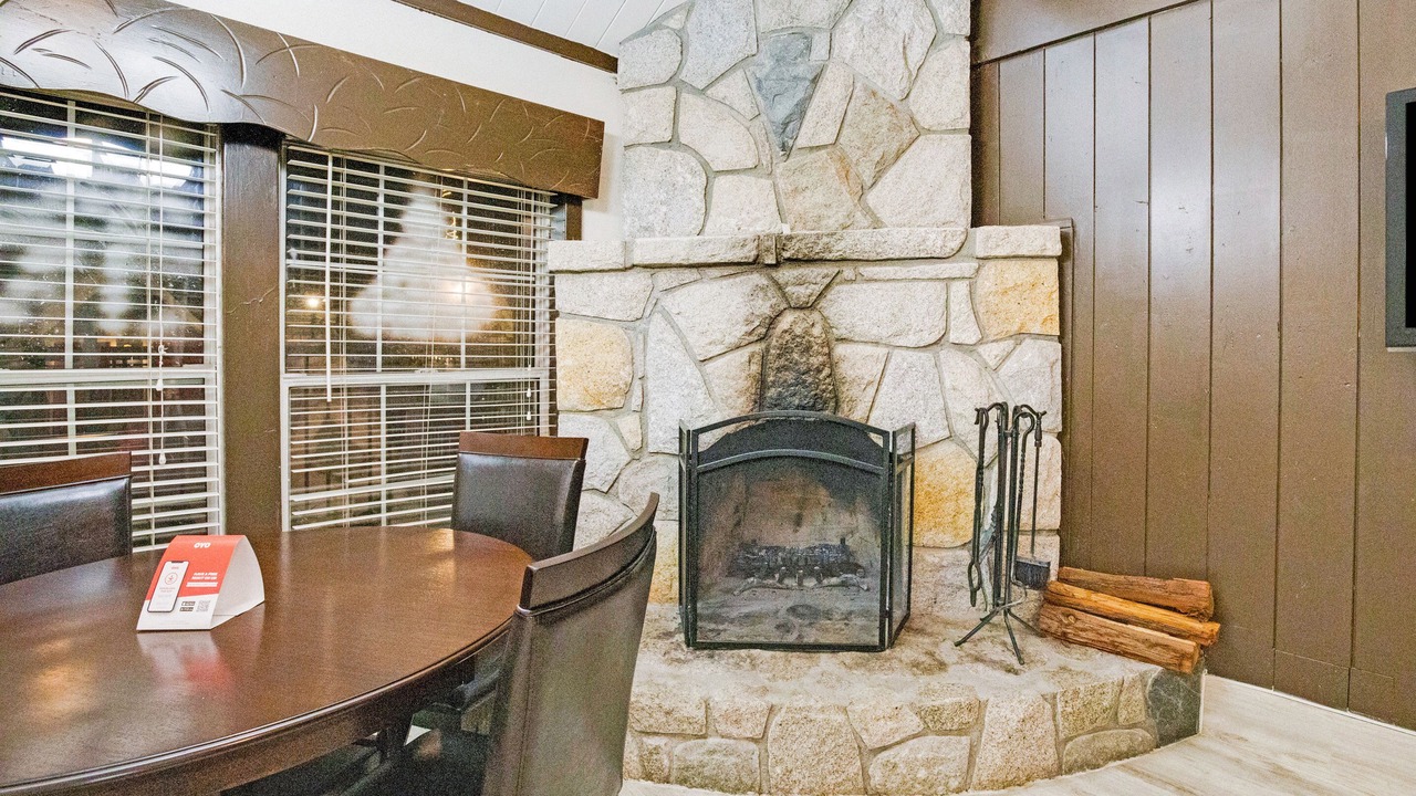 Photo of Livingroom in Lake Arrowhead