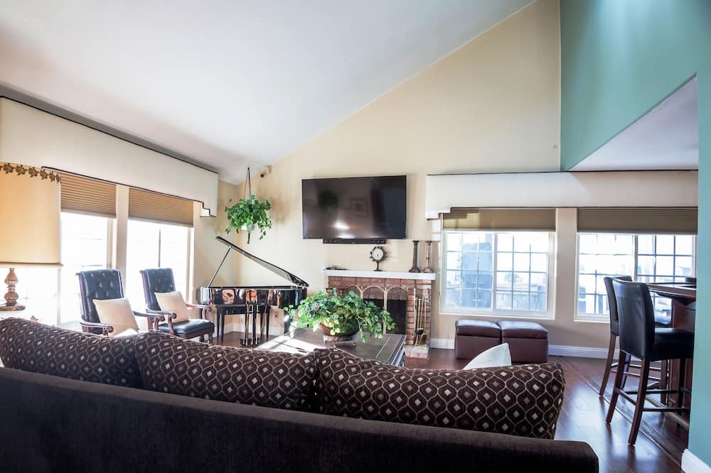 Photo of Livingroom in Allied Gardens