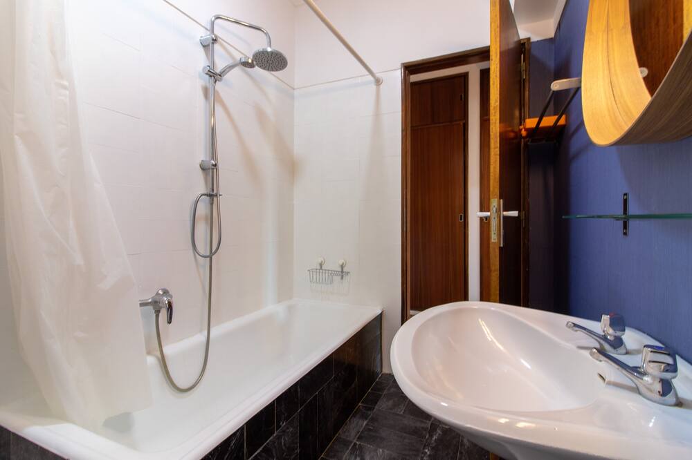 Photo of Bathroom in Cacilhas
