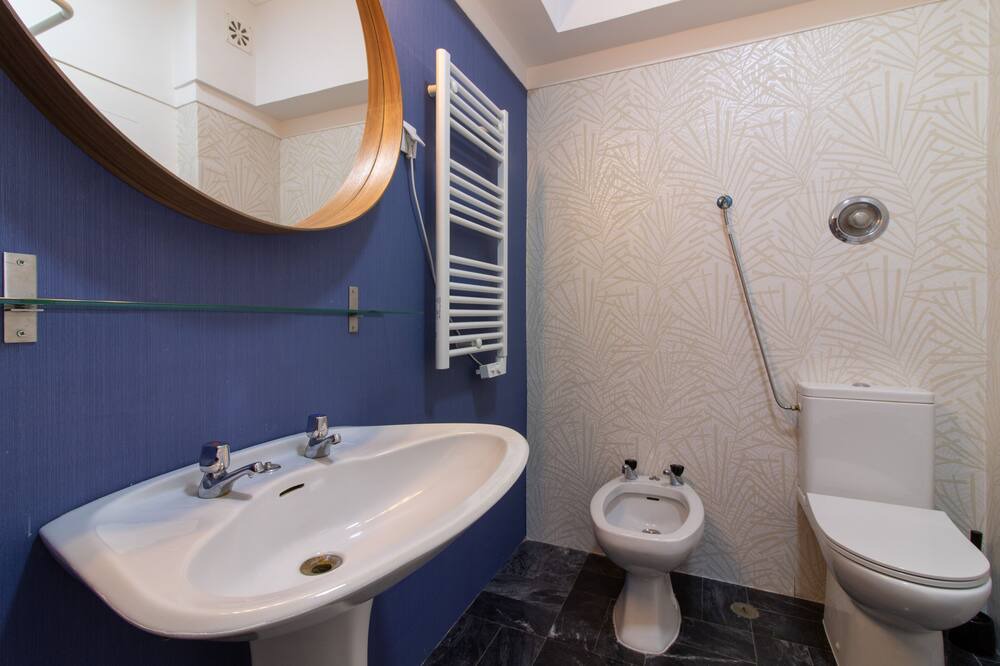 Photo of Bathroom in Cacilhas