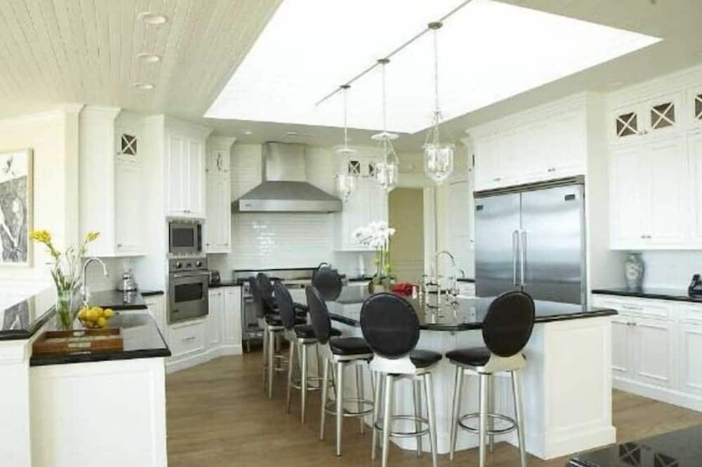 Photo of Kitchen in Western Malibu