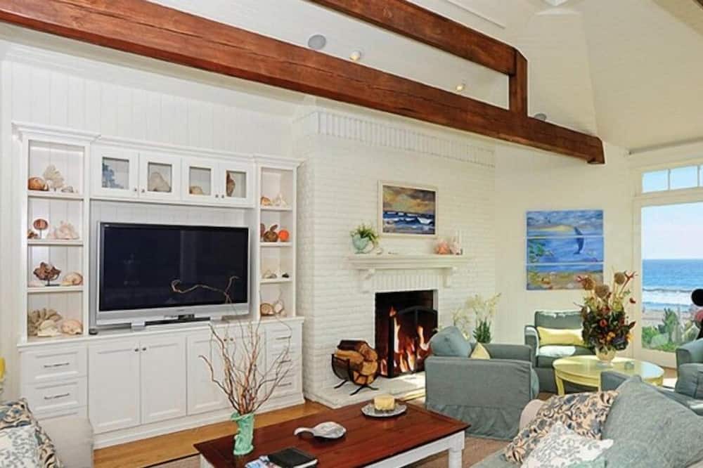 Photo of Livingroom in Western Malibu