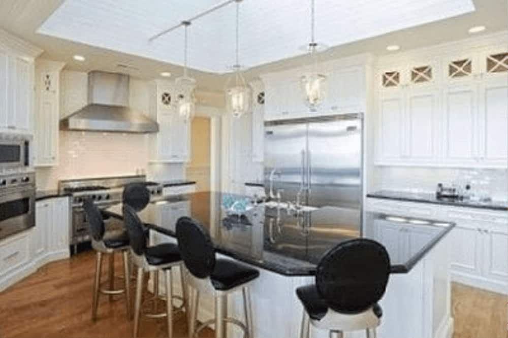 Photo of Kitchen in Western Malibu