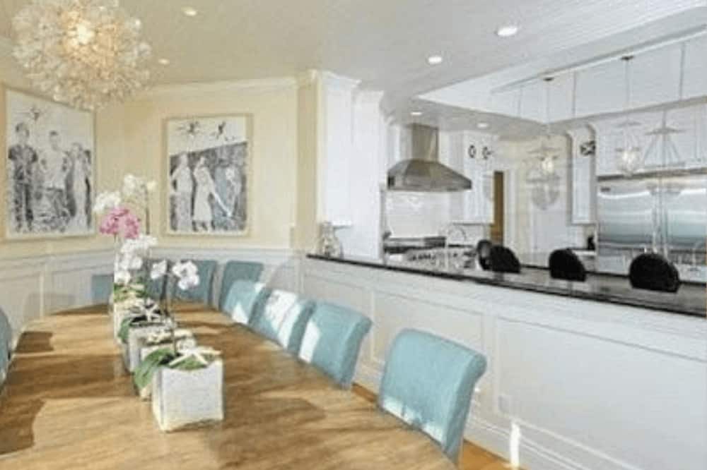 Photo of Kitchen in Western Malibu