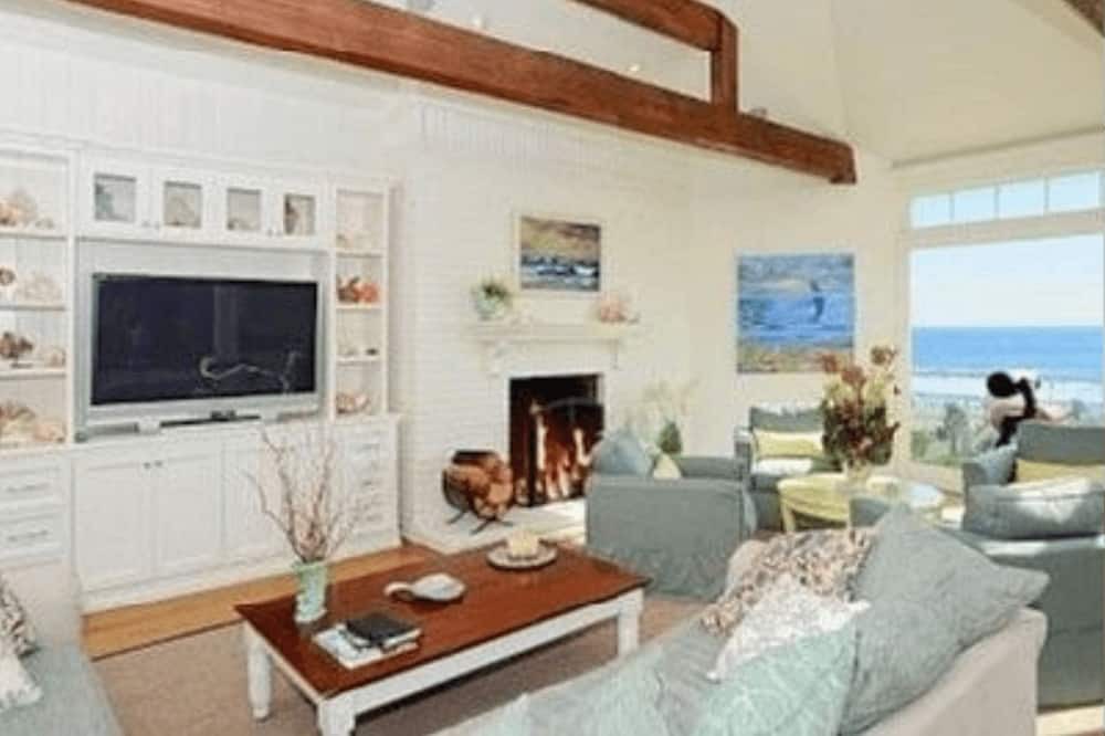 Photo of Livingroom in Western Malibu